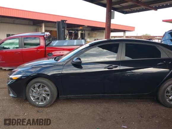 2024 Hyundai Elantra SEL z VIN KMHLM4DG8RU807030, wystawiony jako IAAI lot #43074383 z przebiegiem 27 530 mil mil oraz . Historia ofert i sprzedaży dostępna na DreamBid. Obrazek 14.