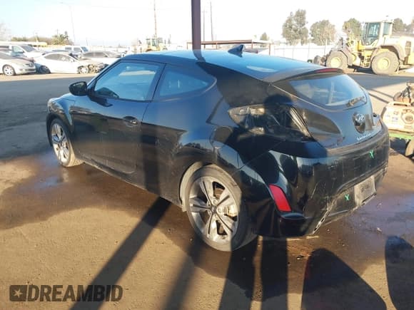 ✅ 2017 Hyundai Veloster • VIN: KMHTC6AD8HU323222 • Lot: 41387247. Wystawiony na IAAI z przebiegiem 39 473 mil. Bezpłatny archiwum sprzedaży aukcyjnych z USA i szczegółowy raport historii pojazdu na DreamBid. Zdjęcie 3.