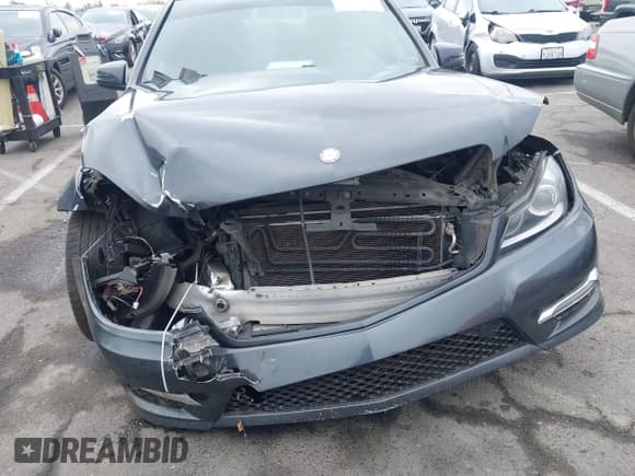 ✅ 2014 Mercedes-Benz C 250 Sport • VIN: WDDGF4HB4EG254230 • Lot: 42865949. Wystawiony na IAAI z przebiegiem 133 717 mil. Bezpłatny archiwum sprzedaży aukcyjnych z USA i szczegółowy raport historii pojazdu na DreamBid. Zdjęcie 6.