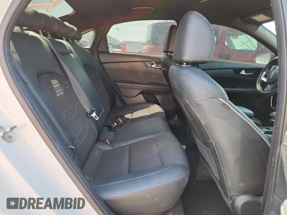 ✅ 2022 Kia Forte GT-Line • VIN: 3KPF54AD0NE445583 • Lot: 70681685. Wystawiony na Copart z przebiegiem 37 429 mil. Bezpłatny archiwum sprzedaży aukcyjnych z USA i szczegółowy raport historii pojazdu na DreamBid. Zdjęcie 10.