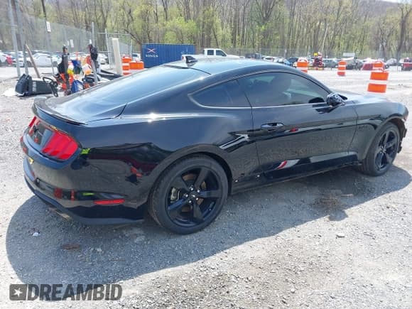 ✅ 2022 Ford Mustang GT • VIN: 1FA6P8CF9N5122151 • Lot: 42011876. Listed on IAAI with 29,088 mi. Free auction sales archive from the USA and detailed vehicle history report at DreamBid. Image 4.