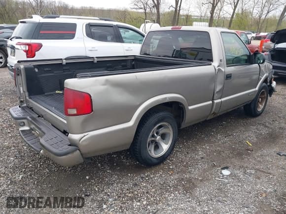 ✅ 2002 Chevrolet S-10 LS • VIN: 1GCCS145928229624 • Лот: 41961517. Опубликован ранее на IAAI с пробегом 151 023 миль. Бесплатный доступ к архиву аукционных продаж из США и подробный отчёт об истории автомобиля на DreamBid. Изображение 4.