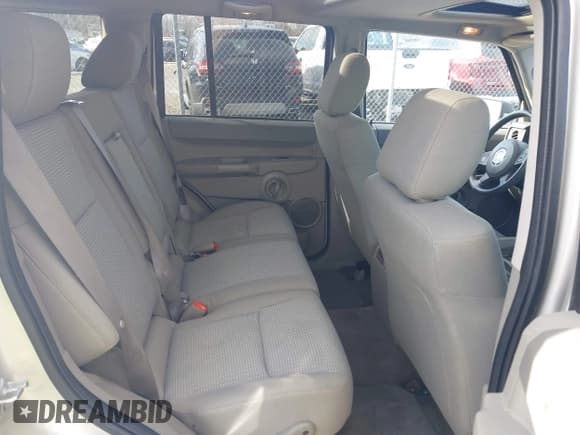 ✅ 2007 Jeep Commander Sport • VIN: 1J8HG48KX7C669647 • Lot: 41607617. Wystawiony na IAAI z przebiegiem 333 861 mil. Bezpłatny archiwum sprzedaży aukcyjnych z USA i szczegółowy raport historii pojazdu na DreamBid. Zdjęcie 8.