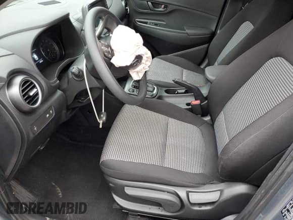 2019 Hyundai Kona SE z VIN KM8K12AA9KU231026, wystawiony jako Copart lot #69790512 z przebiegiem 24 535 mil mil oraz . Historia ofert i sprzedaży dostępna na DreamBid. Obrazek 7.