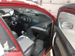 2010 Chevrolet Aveo 2LT z VIN KL1TG5DE4AB110266, wystawiony jako IAAI lot #41333949 z przebiegiem 56 530 mil mil oraz . Historia ofert i sprzedaży dostępna na DreamBid. Obrazek 5.