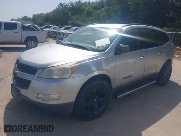 2009 Chevrolet Traverse LS z VIN 1GNER13D99S114300, wystawiony jako IAAI lot #42773329 z przebiegiem 179 551 mil mil oraz . Historia ofert i sprzedaży dostępna na DreamBid. Obrazek 2.