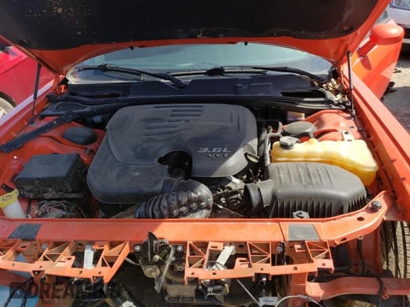 ✅ 2018 Dodge Challenger SXT Plus • VIN: 2C3CDZAGXJH334023 • Lot: 45637473. Wystawiony na Copart z przebiegiem Nie podano. Bezpłatny archiwum sprzedaży aukcyjnych z USA i szczegółowy raport historii pojazdu na DreamBid. Zdjęcie 13.