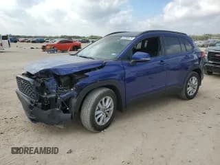 ✅ 2022 Toyota Corolla Cross LE • VIN: 7MUCAAAG6NV009131 • Lot: 87308475. Wystawiony na Copart z przebiegiem 4 962 mil. Bezpłatny archiwum sprzedaży aukcyjnych z USA i szczegółowy raport historii pojazdu na DreamBid. Zdjęcie 1.