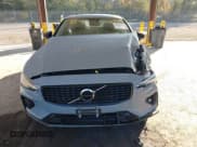 ✅ 2024 Volvo S60 Core Dark Theme • VIN: 7JRL12FK2RG318951 • Lot: 43394901. Wystawiony na IAAI z przebiegiem 18 608 mil. Bezpłatny archiwum sprzedaży aukcyjnych z USA i szczegółowy raport historii pojazdu na DreamBid. Zdjęcie 13.