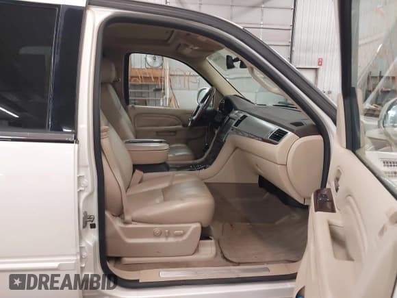 ✅ 2014 Cadillac Escalade ESV Premium • VIN: 1GYS4JEF9ER117007 • Lot: 41744946. Wystawiony na IAAI z przebiegiem 249 381 mil. Bezpłatny archiwum sprzedaży aukcyjnych z USA i szczegółowy raport historii pojazdu na DreamBid. Zdjęcie 5.