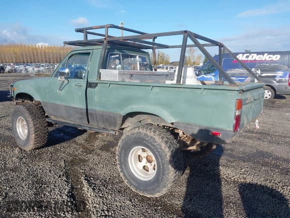 ✅ 1981 Toyota Pickup • VIN: JT4RN38D4B0015895 • Lot: 43724018. Wystawiony na IAAI z przebiegiem 65 999 mil. Bezpłatny archiwum sprzedaży aukcyjnych z USA i szczegółowy raport historii pojazdu na DreamBid. Zdjęcie 3.