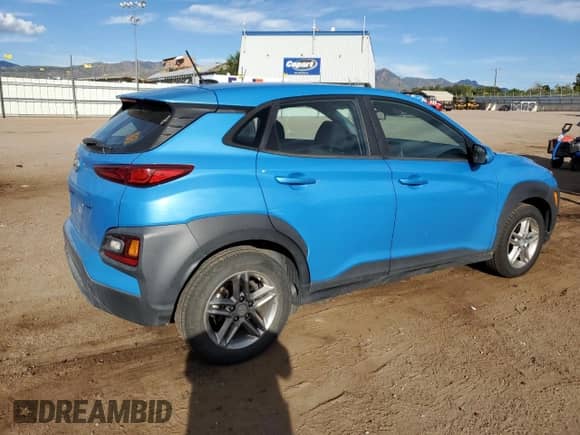 2020 Hyundai Kona SE z VIN KM8K12AA6LU515697, wystawiony jako Copart lot #84374975 z przebiegiem 69 160 mil mil oraz Czysty tytuł • Clean title. Historia ofert i sprzedaży dostępna na DreamBid. Obrazek 3.