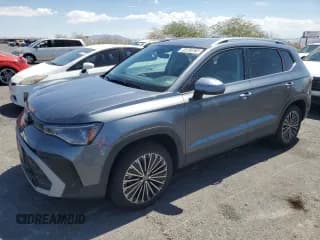 ✅ 2025 Volkswagen Taos SE • VIN: 3VVSC7B22SM007198 • Лот: 69063825. Опубликован ранее на Copart с пробегом 11 862 миль. Бесплатный доступ к архиву аукционных продаж из США и подробный отчёт об истории автомобиля на DreamBid. Изображение 1.