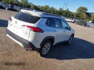 ✅ 2022 Toyota Corolla Cross LE • VIN: 7MUCAABGXNV017750 • Lot: 43469937. Wystawiony na IAAI z przebiegiem 50 669 mil. Bezpłatny archiwum sprzedaży aukcyjnych z USA i szczegółowy raport historii pojazdu na DreamBid. Zdjęcie 4.