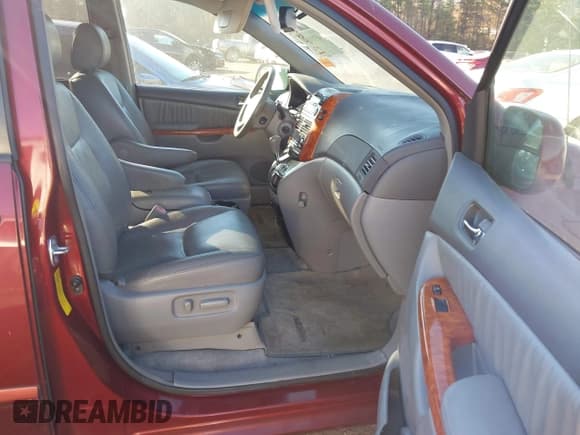 ✅ 2008 Toyota Sienna XLE • VIN: 5TDZK22C18S137557 • Lot: 43711189. Wystawiony na IAAI z przebiegiem 248 201 mil. Bezpłatny archiwum sprzedaży aukcyjnych z USA i szczegółowy raport historii pojazdu na DreamBid. Zdjęcie 5.