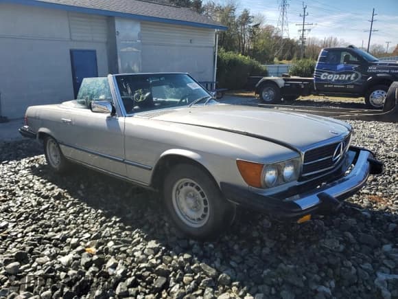 ✅ 1976 Mercedes-Benz SL • VIN: 10704412032553 • Лот: 79898874. Опубликован ранее на Copart с пробегом 95 232 миль. Бесплатный доступ к архиву аукционных продаж из США и подробный отчёт об истории автомобиля на DreamBid. Изображение 4.
