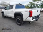 ✅ 2024 Toyota Tacoma SR5 • VIN: 3TYLB5JN0RT011867 • Lot: 43376269. Wystawiony na IAAI z przebiegiem 11 323 mil. Bezpłatny archiwum sprzedaży aukcyjnych z USA i szczegółowy raport historii pojazdu na DreamBid. Zdjęcie 3.