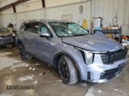 ✅ 2025 Kia Sorento X-Line EX • VIN: 5XYRHDJF4SG382833 • Lot: 62180405. Wystawiony na Copart z przebiegiem 1 420 mil. Bezpłatny archiwum sprzedaży aukcyjnych z USA i szczegółowy raport historii pojazdu na DreamBid. Zdjęcie 4.