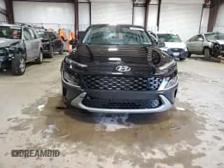 2022 Hyundai Kona SE z VIN KM8K2CAB4NU763395, wystawiony jako Copart lot #44989583 z przebiegiem 46 013 mil mil oraz . Historia ofert i sprzedaży dostępna na DreamBid. Obrazek 5.