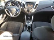 ✅ 2017 Hyundai Veloster • VIN: KMHTC6AD9HU319292 • Lot: 75811954. Wystawiony na Copart z przebiegiem 105 702 mil. Bezpłatny archiwum sprzedaży aukcyjnych z USA i szczegółowy raport historii pojazdu na DreamBid. Zdjęcie 8.