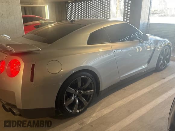 ✅ 2009 Nissan GT-R Premium • VIN: JN1AR54F89M252013 • Lot: 82469654. Wystawiony na Copart z przebiegiem 66 337 mil. Bezpłatny archiwum sprzedaży aukcyjnych z USA i szczegółowy raport historii pojazdu na DreamBid. Zdjęcie 4.