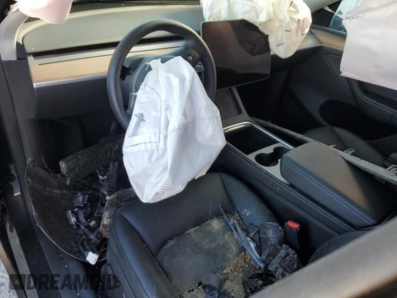 ✅ 2024 Tesla Model Y • VIN: 7SAYGDED8RA330260 • Lot: 86276315. Wystawiony na Copart z przebiegiem Nie podano. Bezpłatny archiwum sprzedaży aukcyjnych z USA i szczegółowy raport historii pojazdu na DreamBid. Zdjęcie 8.