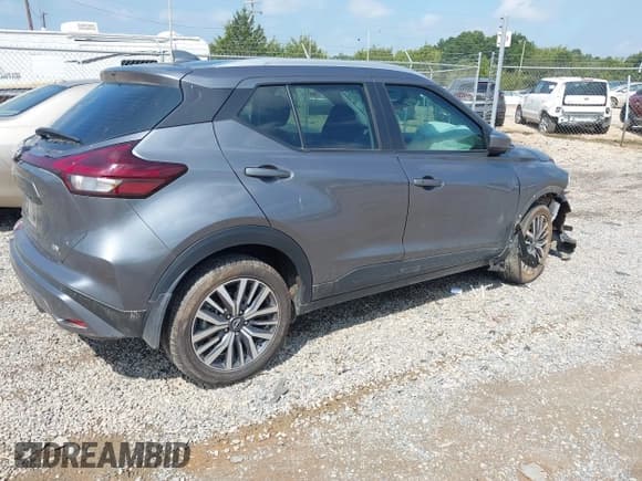 ✅ 2023 Nissan Kicks SV • VIN: 3N1CP5CV7PL543231 • Lot: 43153308. Wystawiony na IAAI z przebiegiem 43 723 mil. Bezpłatny archiwum sprzedaży aukcyjnych z USA i szczegółowy raport historii pojazdu na DreamBid. Zdjęcie 4.