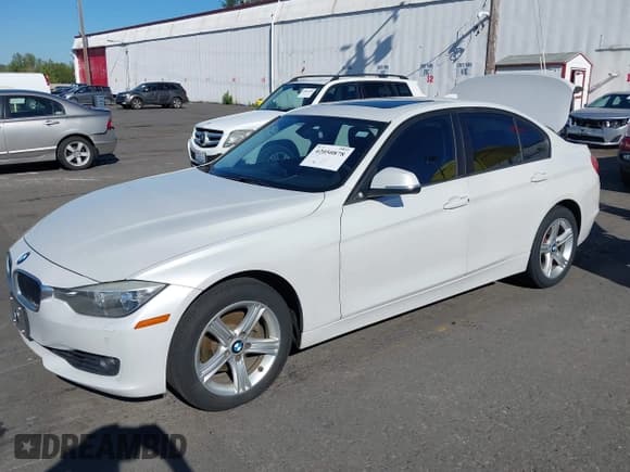 ✅ 2015 BMW 3 Series 328i xDrive • VIN: WBA3B5G58FNS13423 • Lot: 42050878. Wystawiony na IAAI z przebiegiem 82 235 mil. Bezpłatny archiwum sprzedaży aukcyjnych z USA i szczegółowy raport historii pojazdu na DreamBid. Zdjęcie 19.