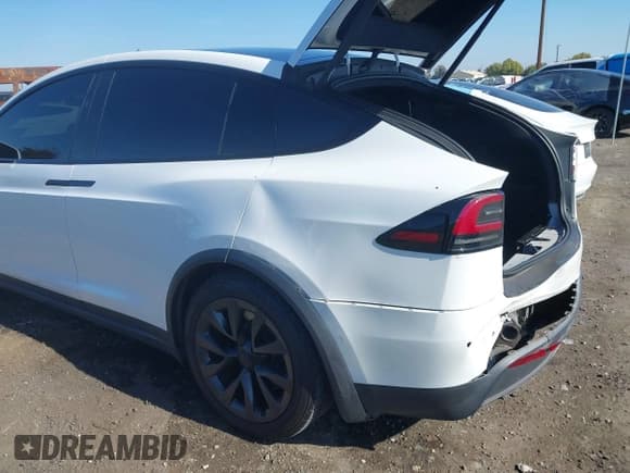 ✅ 2022 Tesla Model X • VIN: 7SAXCAE54NF362277 • Lot: 43643635. Wystawiony na IAAI z przebiegiem 53 073 mil. Bezpłatny archiwum sprzedaży aukcyjnych z USA i szczegółowy raport historii pojazdu na DreamBid. Zdjęcie 21.