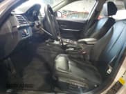 ✅ 2015 BMW 3 Series 328i xDrive • VIN: WBA3B5G59FNS18632 • Lot: 42509455. Wystawiony na Copart z przebiegiem 113 085 mil. Bezpłatny archiwum sprzedaży aukcyjnych z USA i szczegółowy raport historii pojazdu na DreamBid. Zdjęcie 7.