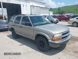 ✅ 1999 Chevrolet Blazer LS • VIN: 1GNCS13WXX2190277 • Lot: 42221860. Wystawiony na IAAI z przebiegiem 298 876 mil. Bezpłatny archiwum sprzedaży aukcyjnych z USA i szczegółowy raport historii pojazdu na DreamBid. Zdjęcie 1.