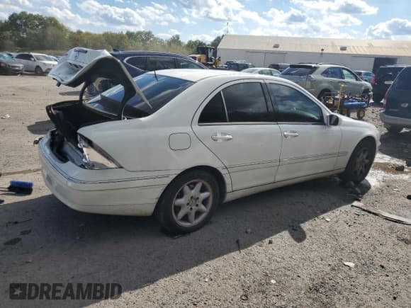 ✅ 2002 Mercedes-Benz C 230/260/280/320 • VIN: WDBRF61JX2F179680 • Лот: 71667105. Опубликован ранее на Copart с пробегом 171 431 миль. Бесплатный доступ к архиву аукционных продаж из США и подробный отчёт об истории автомобиля на DreamBid. Изображение 3.