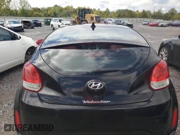 2012 Hyundai Veloster w/Red Int z VIN KMHTC6AD6CU026250, wystawiony jako Copart lot #73139464 z przebiegiem 215 374 mil mil oraz Czysty tytuł • Clean title. Historia ofert i sprzedaży dostępna na DreamBid. Obrazek 6.