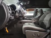 ✅ 2022 Ram 1500 Big Horn • VIN: 1C6SRFFT3NN381265 • Lot: 84227455. Wystawiony na Copart z przebiegiem 86 711 mil. Bezpłatny archiwum sprzedaży aukcyjnych z USA i szczegółowy raport historii pojazdu na DreamBid. Zdjęcie 7.