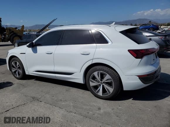 ✅ 2024 Audi Q8 e-tron Premium Plus • VIN: WA15AAGE2RB034558 • Lot: 56741665. Wystawiony na Copart z przebiegiem 642 mil. Bezpłatny archiwum sprzedaży aukcyjnych z USA i szczegółowy raport historii pojazdu na DreamBid. Zdjęcie 2.