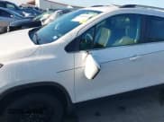 ✅ 2020 Chevrolet Trax LT • VIN: KL7CJPSBXLB313631 • Lot: 42590312. Wystawiony na IAAI z przebiegiem 57 032 mil. Bezpłatny archiwum sprzedaży aukcyjnych z USA i szczegółowy raport historii pojazdu na DreamBid. Zdjęcie 6.
