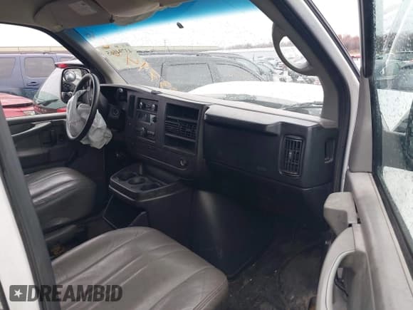 ✅ 2008 Chevrolet Express Cargo • VIN: 1GCFG15X981138949 • Лот: 43794665. Опубликован ранее на IAAI с пробегом 216 089 миль. Бесплатный доступ к архиву аукционных продаж из США и подробный отчёт об истории автомобиля на DreamBid. Изображение 5.