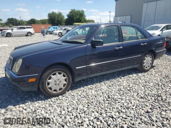 ✅ 1998 Mercedes-Benz E • VIN: WDBJF82F4WX012153 • Лот: 51848665. Опубликован ранее на Copart с пробегом 121 867 миль. Бесплатный доступ к архиву аукционных продаж из США и подробный отчёт об истории автомобиля на DreamBid. Изображение 1.