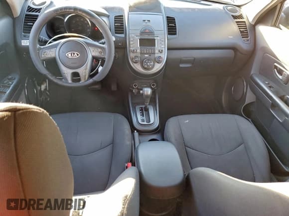 ✅ 2010 Kia Soul + • VIN: KNDJT2A23A7123324 • Лот: 94490715. Опубликован ранее на Copart с пробегом 180 153 миль. Бесплатный доступ к архиву аукционных продаж из США и подробный отчёт об истории автомобиля на DreamBid. Изображение 8.