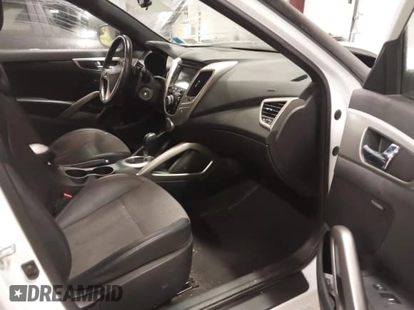 ✅ 2016 Hyundai Veloster • VIN: KMHTC6AD8GU267667 • Lot: 41299197. Wystawiony na IAAI z przebiegiem 111 954 mil. Bezpłatny archiwum sprzedaży aukcyjnych z USA i szczegółowy raport historii pojazdu na DreamBid. Zdjęcie 5.