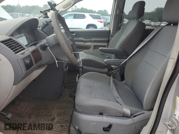 ✅ 2010 Chrysler Town & Country LX • VIN: 2A4RR2D15AR387643 • Lot: 67084975. Wystawiony na Copart z przebiegiem 155 706 mil. Bezpłatny archiwum sprzedaży aukcyjnych z USA i szczegółowy raport historii pojazdu na DreamBid. Zdjęcie 7.