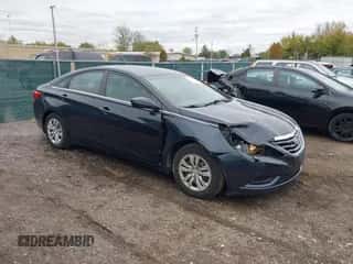 2013 Hyundai Sonata GLS z VIN 5NPEB4ACXDH558611, wystawiony jako IAAI lot #43453624 z przebiegiem 153 698 mil mil oraz . Historia ofert i sprzedaży dostępna na DreamBid. Obrazek 1.