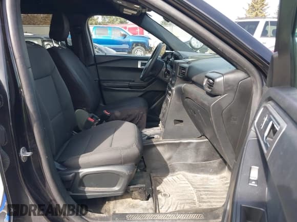 ✅ 2020 Ford Police Interceptor Utility • VIN: 1FM5K8AB2LGC51317 • Lot: 41755681. Wystawiony na IAAI z przebiegiem 102 945 mil. Bezpłatny archiwum sprzedaży aukcyjnych z USA i szczegółowy raport historii pojazdu na DreamBid. Zdjęcie 5.