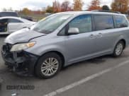✅ 2013 Toyota Sienna Limited • VIN: 5TDYK3DCXDS280774 • Lot: 43509363. Wystawiony na IAAI z przebiegiem 127 534 mil. Bezpłatny archiwum sprzedaży aukcyjnych z USA i szczegółowy raport historii pojazdu na DreamBid. Zdjęcie 2.