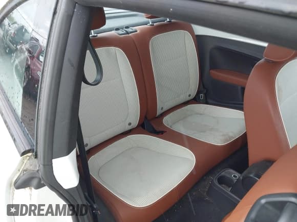 ✅ 2015 Volkswagen Beetle 1.8T • VIN: 3VWF17AT5FM653676 • Lot: 43314976. Wystawiony na IAAI z przebiegiem 46 989 mil. Bezpłatny archiwum sprzedaży aukcyjnych z USA i szczegółowy raport historii pojazdu na DreamBid. Zdjęcie 8.