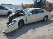 ✅ 2001 Lincoln Town Car Cartier • VIN: 1LNHM83W61Y666168 • Lot: 68820315. Wystawiony na Copart z przebiegiem Nie podano. Bezpłatny archiwum sprzedaży aukcyjnych z USA i szczegółowy raport historii pojazdu na DreamBid. Zdjęcie 1.