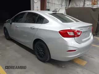 2018 Chevrolet Cruze LS z VIN 1G1BC5SM7J7144238, wystawiony jako IAAI lot #43270084 z przebiegiem 108 293 mil mil oraz . Historia ofert i sprzedaży dostępna na DreamBid. Obrazek 3.