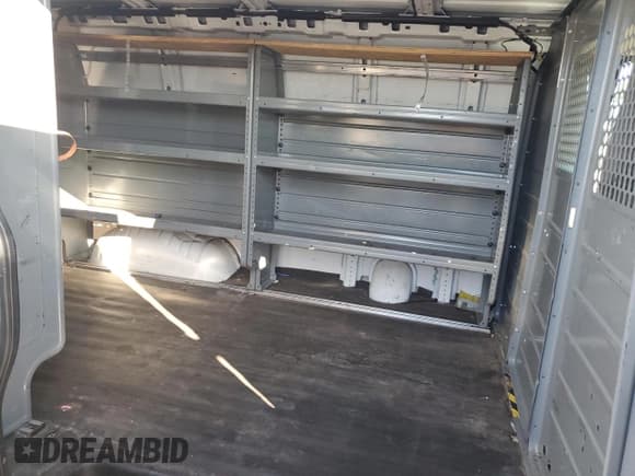 ✅ 2017 Chevrolet Express Cargo • VIN: 1GCWGAFF7H1106751 • Lot: 93034535. Wystawiony na Copart z przebiegiem 179 863 mil. Bezpłatny archiwum sprzedaży aukcyjnych z USA i szczegółowy raport historii pojazdu na DreamBid. Zdjęcie 10.