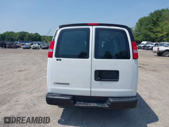 ✅ 2019 Chevrolet Express Cargo • VIN: 1GCWGBFP1K1355374 • Лот: 42350765. Опубликован ранее на IAAI с пробегом 316 510 миль. Бесплатный доступ к архиву аукционных продаж из США и подробный отчёт об истории автомобиля на DreamBid. Изображение 16.