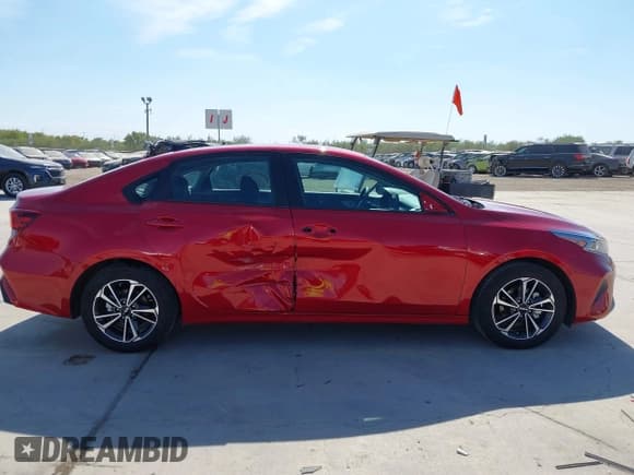 ✅ 2024 Kia Forte LXS • VIN: 3KPF24AD9RE768884 • Lot: 43324097. Wystawiony na IAAI z przebiegiem 15 257 mil. Bezpłatny archiwum sprzedaży aukcyjnych z USA i szczegółowy raport historii pojazdu na DreamBid. Zdjęcie 14.